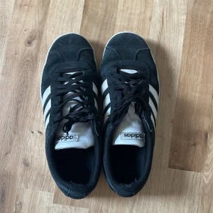 VL COURT 2.0 SHOES - Adidas skor i hyfsat bra skick storlek 42. Har inte kvar lodan till skorna