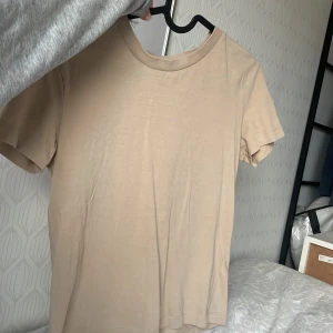  T-shirt  - Jag säljer denna beigea t-shirten från bik bok:) knappt använd, ny skick💕