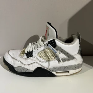 Jordan 4 white cement - Säljer Jordan 4 white cement i storlek 43. Dem är i bra skick men ganska slitna, dem är äkta. Säljer för 1350kr, köparen står för frakten. Pris kan diskuteras vid snabbt köp.