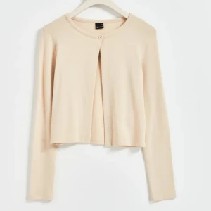 Vit kofta - Säljer min helt oanvända kofta från Gina Tricot, perfekt nu till våren. 