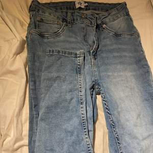 Säljer dessa jeans i storlek S 