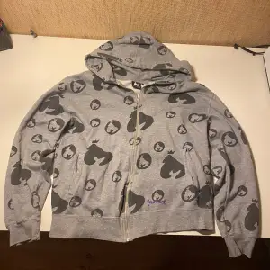 Really good condition hoodie, size M and fits rlly nice. Cold print all over the hoodie 