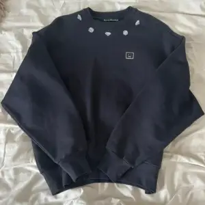 Marinblå tröja från Acne Studios  Har två små hål i sig som jag kan skicka bild på vid behov 