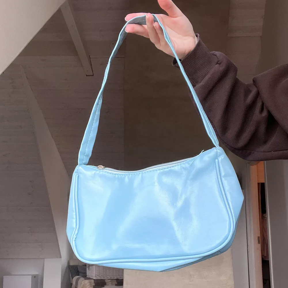 Super söt ljusblå väska, köpt här på Plick för flera år sedan så vet inte märket. . Väskor.