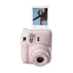Fujifilm Polaroid kamera i färgen rosa säljes! Nyskick! Ingen film medföljer enbart kameran. Nypris 899kr.