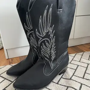 Helt nya cowboy boots, aldrig använda då de är för stora för mig. Storlek 40. Vanliga i storleken skulle jag säga.