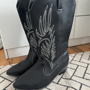 Cowboy boots - Helt nya cowboy boots, aldrig använda då de är för stora för mig. Storlek 40. Vanliga i storleken skulle jag säga.