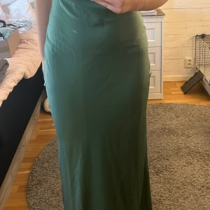 Balklänning - Balklänning från asos, helt oanvänd med lappar kvar, jag är 175cm för referens. 