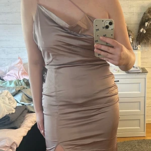 Balklänning - Balklänning från nelly, helt oanvänd med lappar kvar, jag är 175cm för referens. 