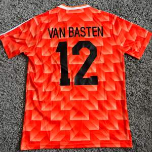 Hej! Säljer en Marco Van Basten tröja från Nederländernas ställ 1988. Bara använts ett fåtal gånger och materialet är bra. Storlek L. Hör av er vid funderingar.😃