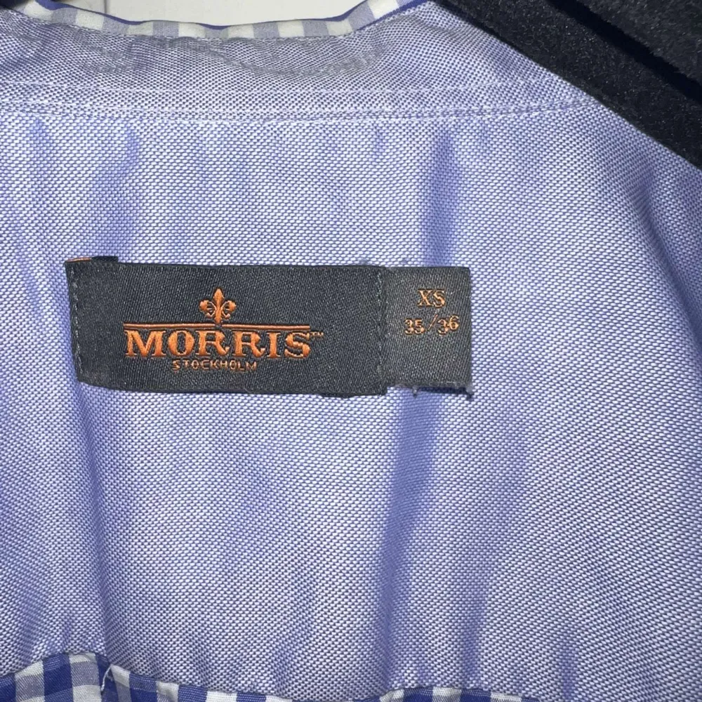 Säljer en blårandig Morris Skjorta Storlek: XS, Passar som S Material: 100% Cotton. Skjortor.