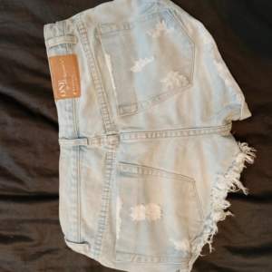 Supersnygga populära jeans shorts till sommaren! Fått bud på 370 kr så om ni vill köpa måste det vara högre än det, kontakta vid snabbt köp