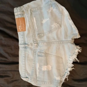 Supersnygga one shorts! - Supersnygga populära jeans shorts till sommaren! Fått bud på 370 kr så om ni vill köpa måste det vara högre än det, kontakta vid snabbt köp