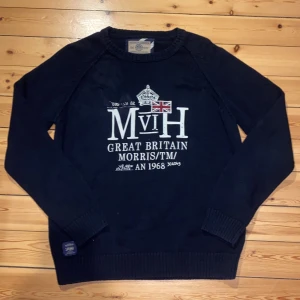 Morris stickad tröja - Stickad tröja från Morris. Finns lite spår av slitage. Storlek L men passar bra till M