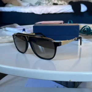 Louis Vuitton  solglasögon  - Säljer dessa fina lv mascot solglasögon äkta säljs inte längre, kom inte me roliga bud kommer ej besvaras