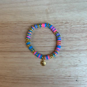 🩷Rosa och blått armband 💙 - Ett super fint rosa och blått armband med en smeilye på.  Detta armbandet är super fint att ha nu till påsk eller i sommaren❤️. 