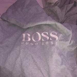 Hugo boss - Säljer denna då den inte används jätte fint skick och värkligen jätte skön jag brukar knyta upp den så den sitter finare men den är fin hur som hälst🩷 nypris:1800