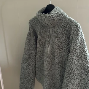 Fluffig grön ziptröja - Fluffig grön ziptröja i storlek XL från Bikbok. Använt men bra skick. 