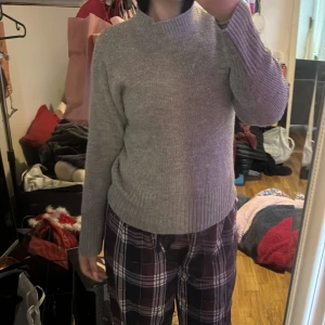 Grå ribbad tröja - Säljer denna jätte fina tröjan från Lindex i storlek 158/164 som passar mig som är M för den har inte kommit till användning använt 2-3 gånger 