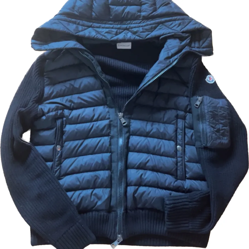 Moncler cardigan  Storlek: M (passar S) Färg: Svart/Mörkblå   Nfc på Logan och Scan i cardiganen finns såklart:). Jackor.