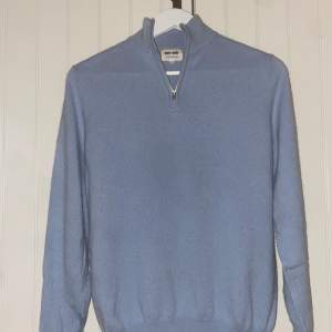 Half-zip tröja från soft goat, 100% Kashmir. Sparsamt använd, skick 8/10. Just denna färgen finns inte längre på hemsidan. Säljer då den är för liten.  Ord. 2495kr