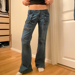 Unika jeans!! - Så himla snygga o coola jeans med massa fickor!! Så unika 🩷🩷🩷 lite stora på mig i midjan