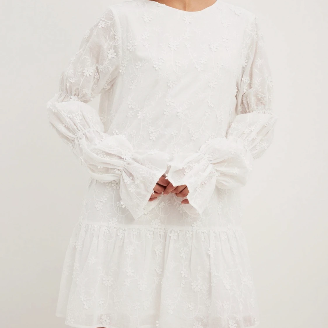 Vit klänning med ärmdetalj - 90