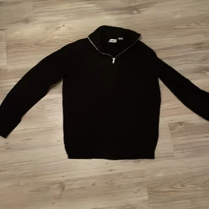 Half zip hoodie. - Säljer denna riktigt feta half zip hoodie. Skicket är 9/10 där det inte finns någon skada på den utan att den endast är väl använd. Storlek s passar 170 cm lång. Skriv ett pm om ni har några frågor!