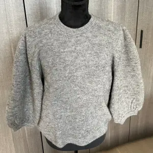 Säljer nu denna fina gråa tröjan i strl XS från stylein. Använd fåtalet gånge! Skriv för mer bilder❤️❤️ (Nypris: 1799kr)