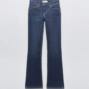 Säljer dessa så fina lågmidjade bootcut jeansen från Zara! 💕 Säljer då jag redan har ett par liknande 🫶🏼 Köpta för 399kr