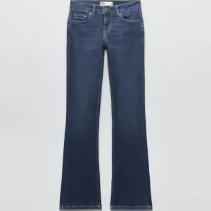 Säljer dessa så fina lågmidjade bootcut jeansen från Zara! 💕 Säljer då jag redan har ett par liknande 🫶🏼 Köpta för 399kr