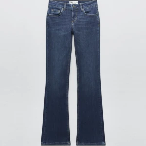 Lågmidjade bootcut jeans - Säljer dessa så fina lågmidjade bootcut jeansen från Zara! 💕 Säljer då jag redan har ett par liknande 🫶🏼 Köpta för 399kr