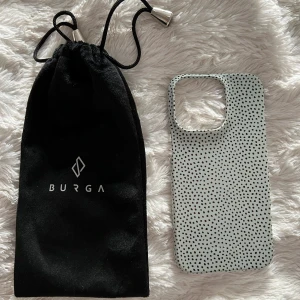 Iphone 13 pro skal  - iPhone 13 pro skal ”Mint gelato” från BURGA. Köpt för 340kr. Ny utan prislapp, aldrig använt. Inga defekter. Mintgrön med svarta små ojämna prickar. Färgen syns dåligt på bilderna, sista bilden är mest rätt i färgen. Burgas ”snap-case”.