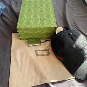 Gucci keps - Gucci keps(svart) skick 10/10 helt ny använd fåtal gånger 1099kr pris kan sänkas vid snabb affär. Något speciellt ni vill se på kepsen kom PM!