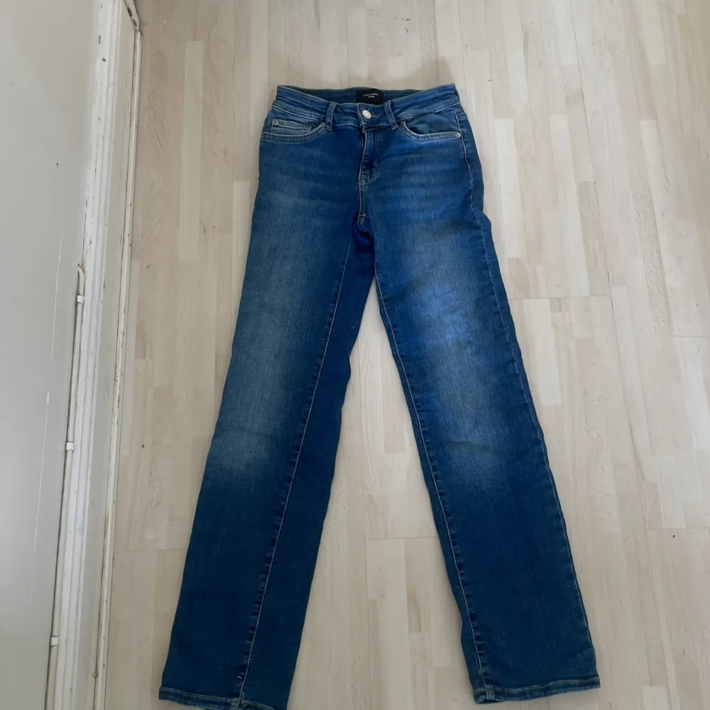 Straight mid Rise jeans i nyskick, andvända 2 gånger men har tyvärr växt ut dem❤️ Jag är 166 och dem är lite för korta så skulle rekommendera till någon som är 155-160❣️. Jeans & Byxor.