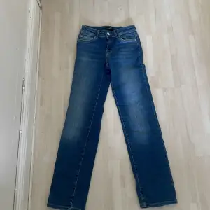 Straight mid Rise jeans i nyskick, andvända 2 gånger men har tyvärr växt ut dem❤️ Jag är 166 och dem är lite för korta så skulle rekommendera till någon som är 155-160❣️