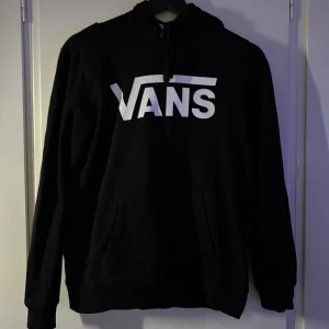Vans tröja  - Säljer min Vans tröja då den inte kommer till användning. Den är i riktigt fint skick och inte använts så många gånger. Köpt på junkyard för 799kr. Priset är inte hugget i sten😃