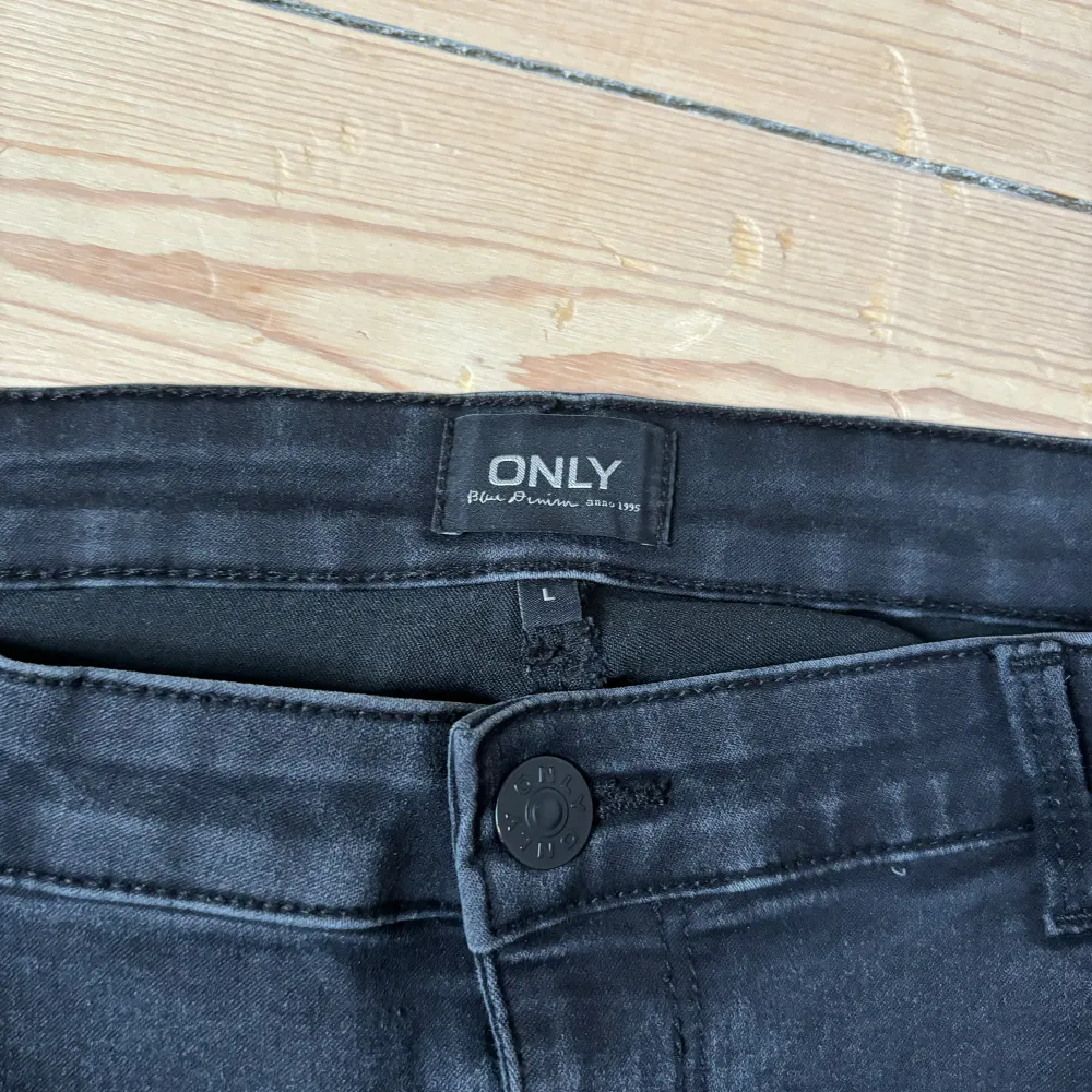 Ett par snygga svarta lågmidjade bootcut jeans från Only. Bara använt några gånger så dom är i bra skick! De passar till allt och är väldigt bekväma🥰        Nypris 600kr!. Jeans & Byxor.