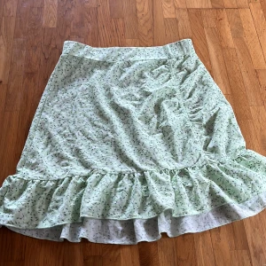 Söt liten kjol - Fin kjol från Gina tricot. Använt varsamt. Nyskick