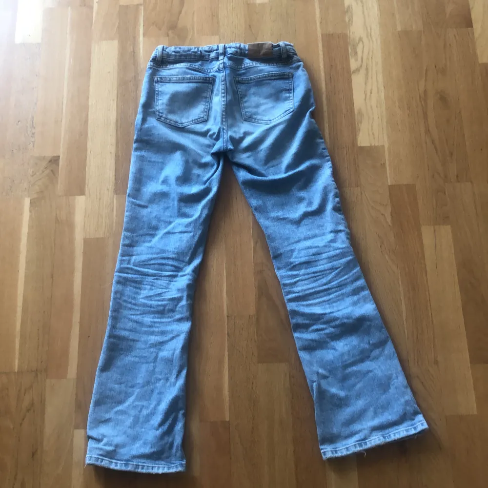 Säljer dessa lågmidjade jeans från Gina tricot! Lite använda min inget slitage alls. Säljer dessa på grund av att dom inte passar mig längre😚. Jeans & Byxor.