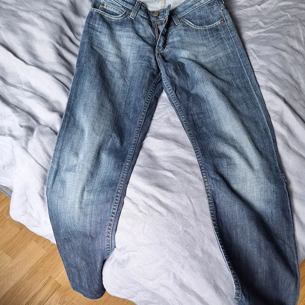 LEE Cameron W27L33. Hög midja bredd. Stright  Använt få gånger . Jeans & Byxor.