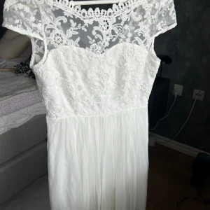 Studentklänning - Så fin studentklänning men kommer ej till användning av mig 🫶🏼använd 1 gång på skolavslutning 🌸