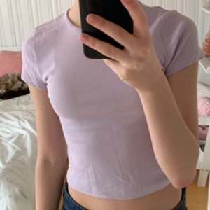 Lila magtröja - Bra skick, säljer för att jag inte använder den längre