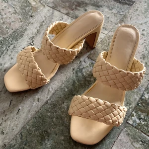 Crémevita klackskor  - Säljer dessa fina skor perfekta till studenten😍 Står stl 41 men passar mig som har 39/40. Är lite använda men det syns i princip bara på undersidan. 