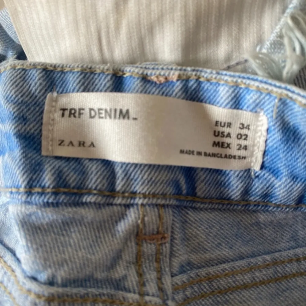 Jätte fina jeansshorts från Zara med slitningar . Shorts.