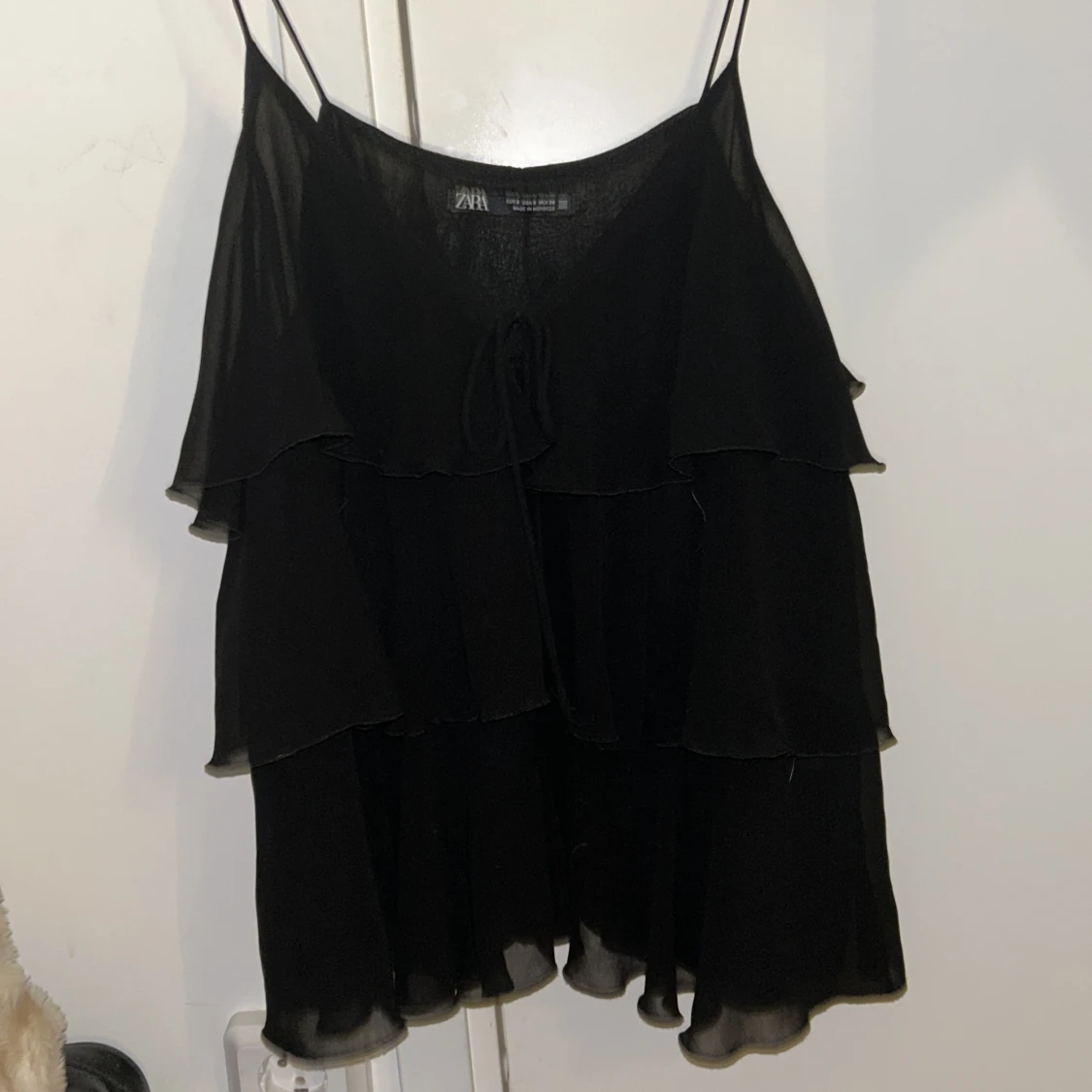 Svart volang topp från Zara. Storlek s. Knappt använd - 91