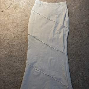 Tajt vit kjol som tyvärr är för kort för mig (är 1.71) 🤍