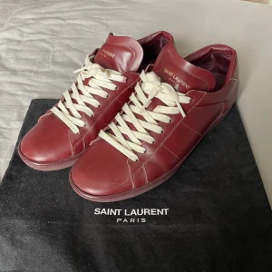 Saint Laurent skor - Säljer nu mina Saint Laurent sl/01 burgundy i storlek 43 i en unik och sällsynt färg nypris 3500.  