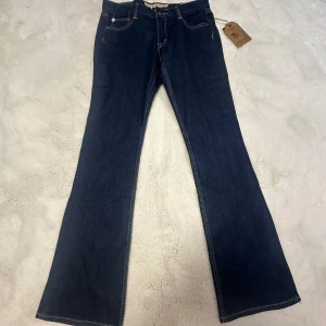 Nya Lågmidjade jeans - Säljer ett par helt nya Lågmidjade jeans från märket french Connection✨De har en låg midja och är utsvängda nertill De är i storlek 38 enligt etiketten, midjemåttet är 39cm och innerbenslängden är 85/86 cm🥰 Det är bara att skriva vid frågor!