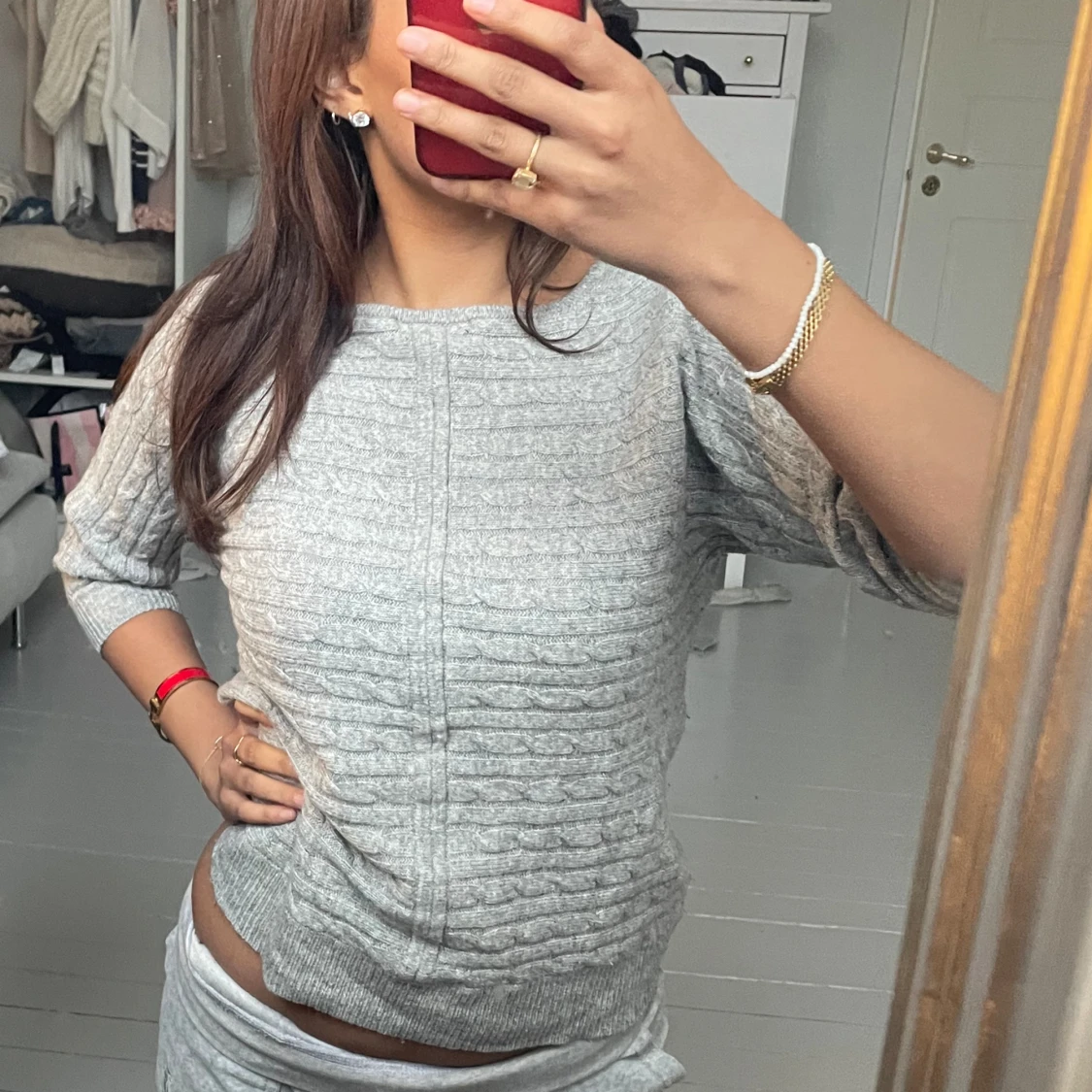 Grå stickad tröja. 